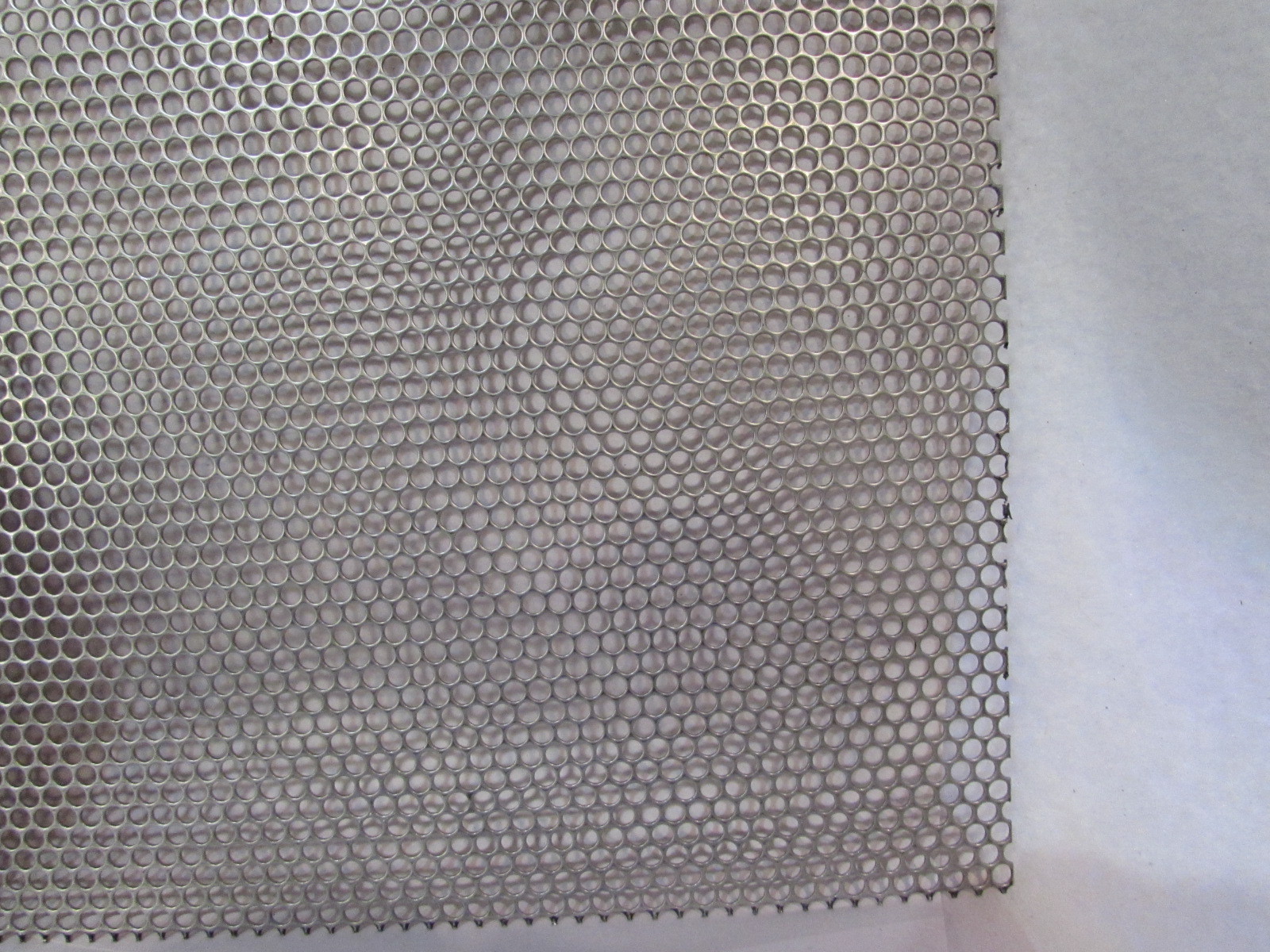 5/32″ HOLES ON 3/16″STAGGERED-20 GA STAINLESS PERFORATED SHEET–7-1/2″ X 11″