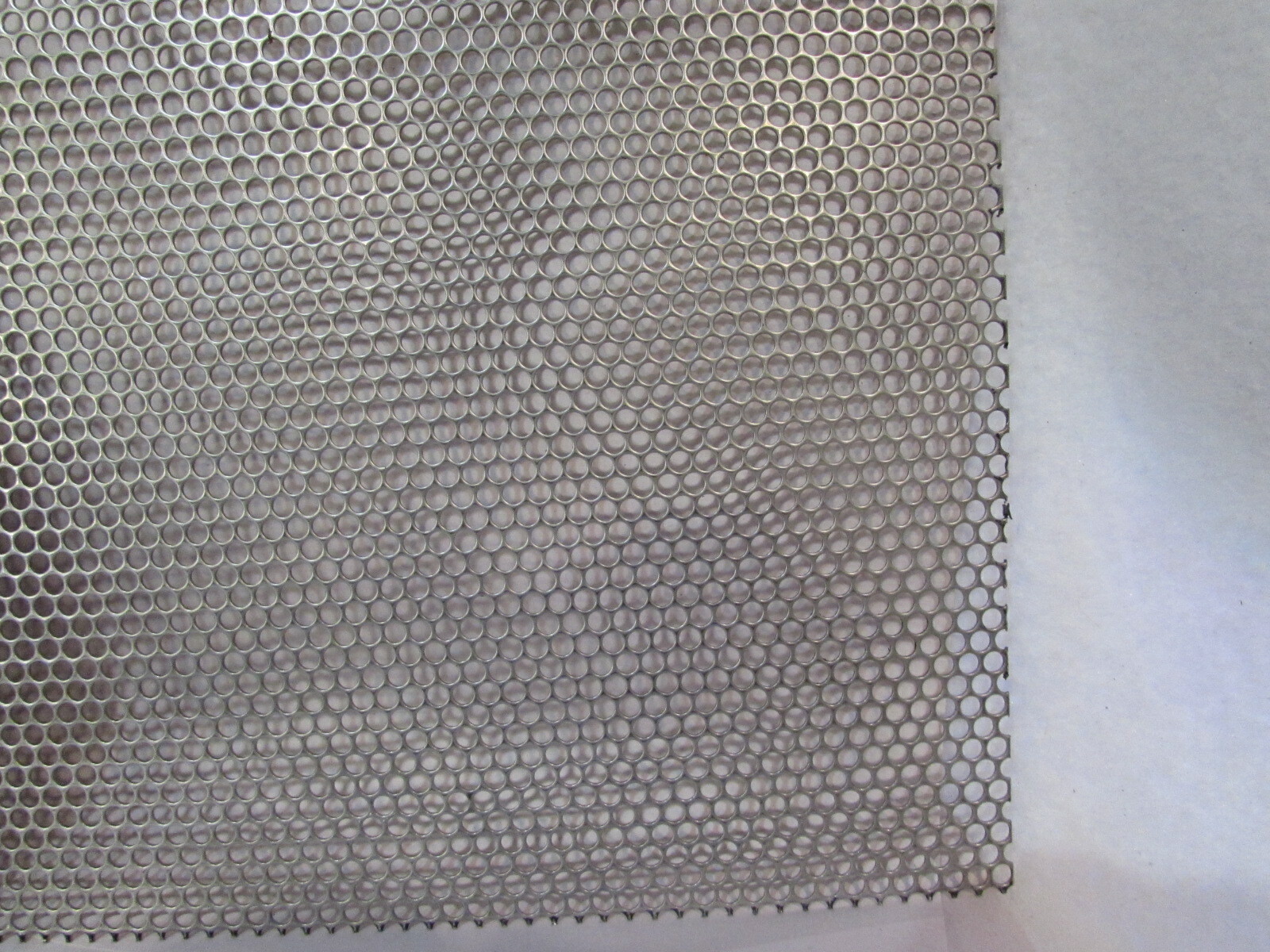 -5/32 HOLES -18 GAUGE- 304 STAINLESS PERFORATED SHEET—7-1/2″ X 12″
