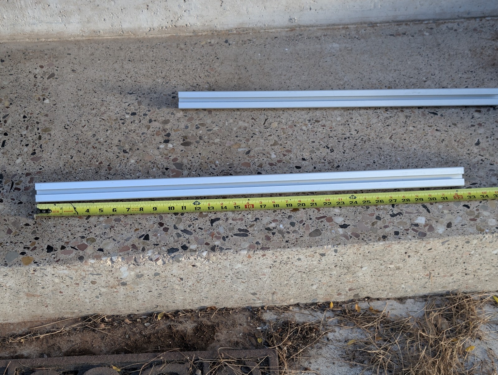 LOT OF 3- 32in x 1 .5in x 1.5in T-slotted Aluminum extrusion 1/4 Round Scratches