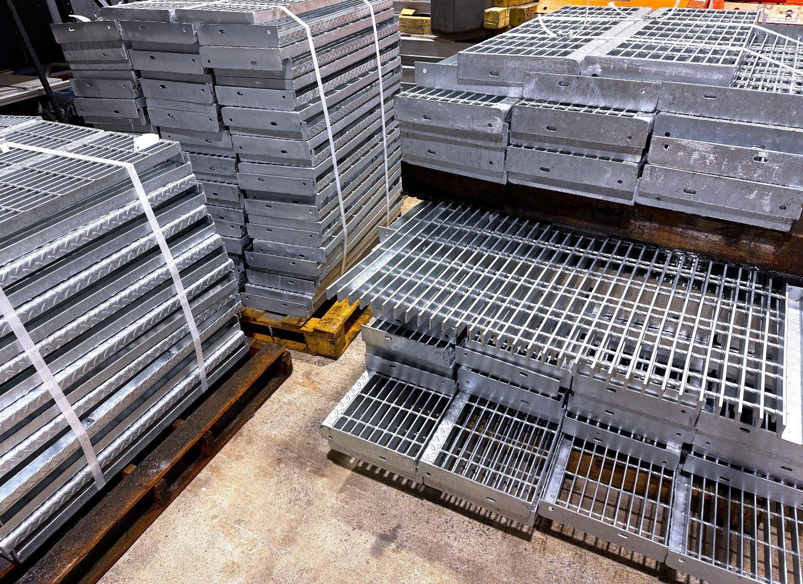 Steel bar grating galvanized stair tread size 42″x12″ X 1-1/4″